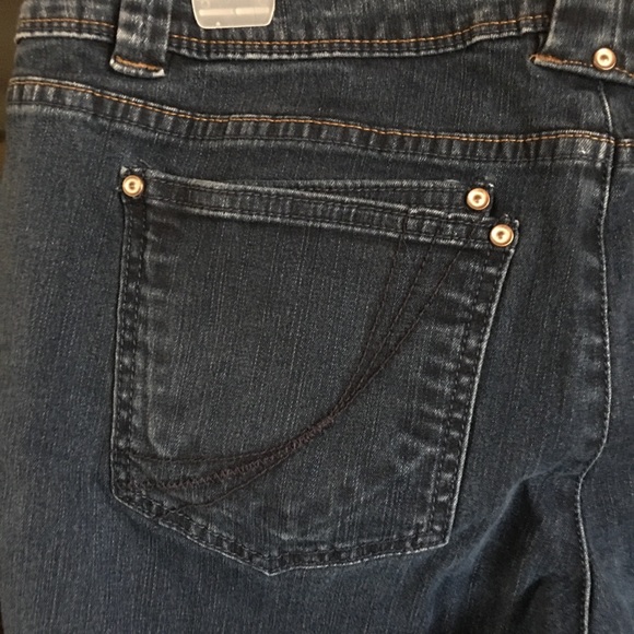 ELLE Jean Capris - Picture 4 of 8